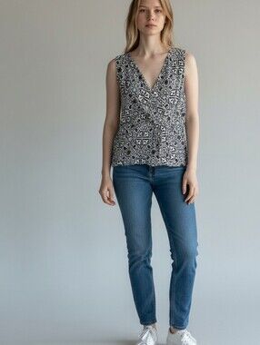White House Black Market Black & White Printed Sleeveless V-Neck Blouse